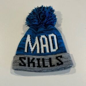 Place kids blue winter hat
